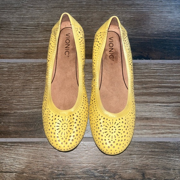 Vionic Women's Perforated Robyn Yellow Flats - Picture 1 of 4